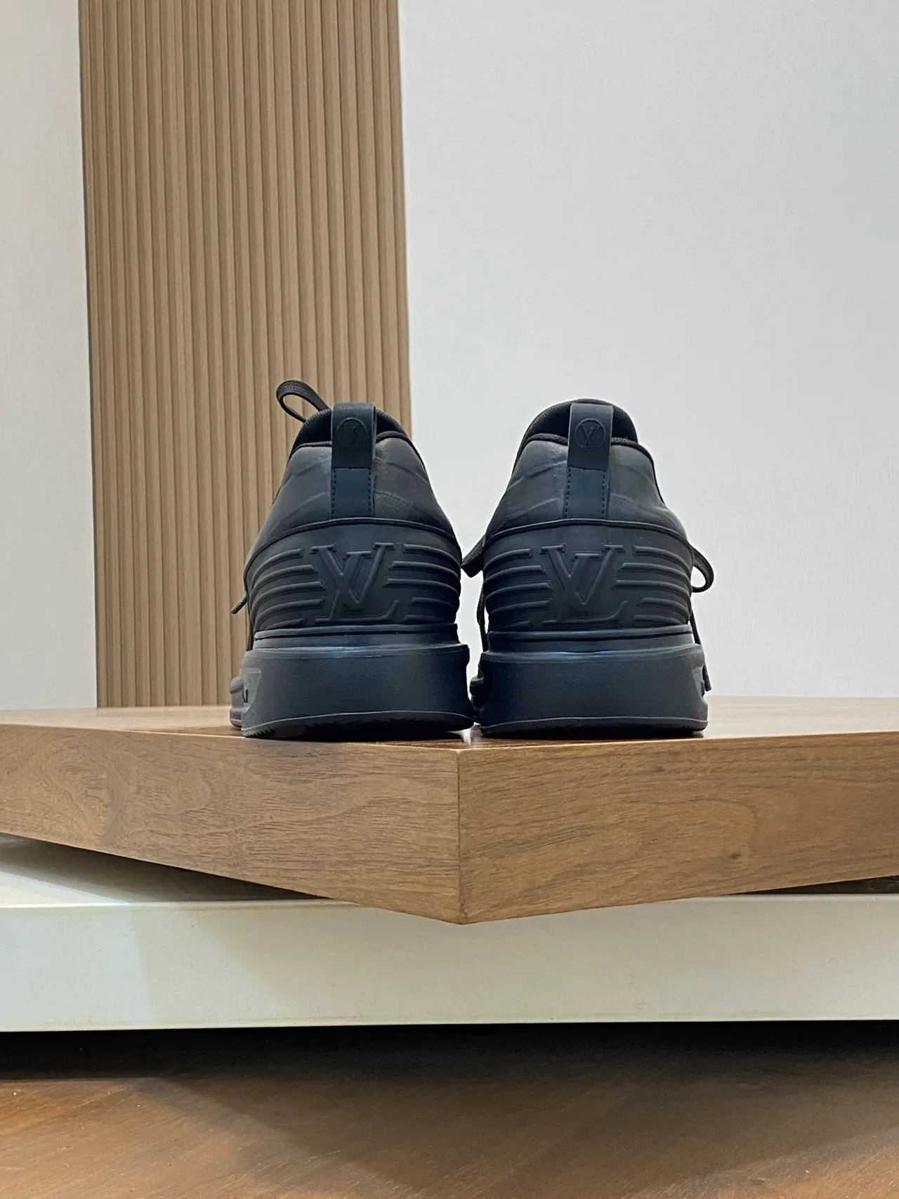 Louis Vuitton LV Trainer Negro Plata Tejido Monograma Parte Superior Suela de Goma Esculpida Zapatillas Lifestyle 3