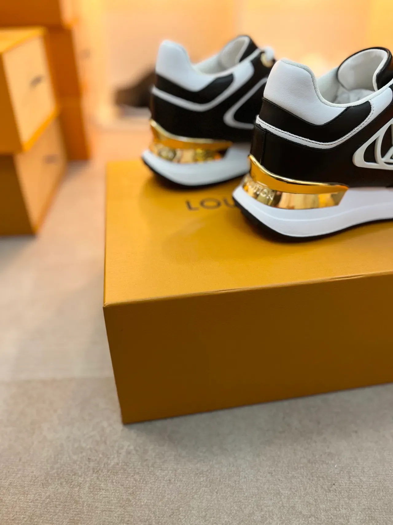 Louis Vuitton LV Trainer काला सफेद चमड़े का ऊपरी हिस्सा तुलनात्मक पाइपिंग लाइफस्टाइल स्नीकर 2