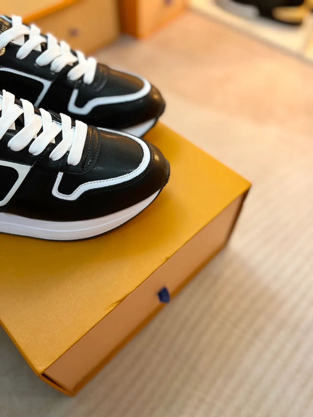 Louis Vuitton LV Trainer काला सफेद चमड़े का ऊपरी हिस्सा तुलनात्मक पाइपिंग लाइफस्टाइल स्नीकर 3
