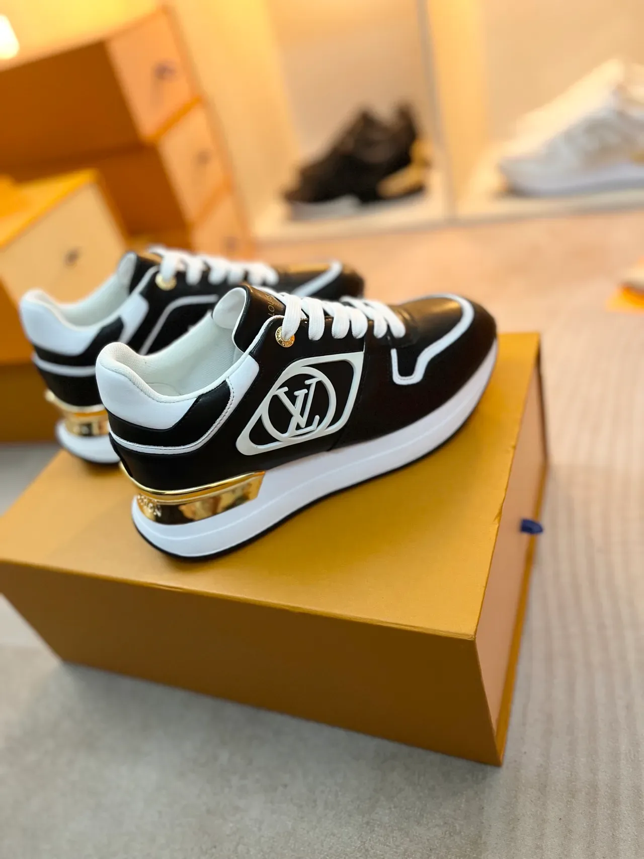 Louis Vuitton LV Trainer काला सफेद चमड़े का ऊपरी हिस्सा तुलनात्मक पाइपिंग लाइफस्टाइल स्नीकर 4