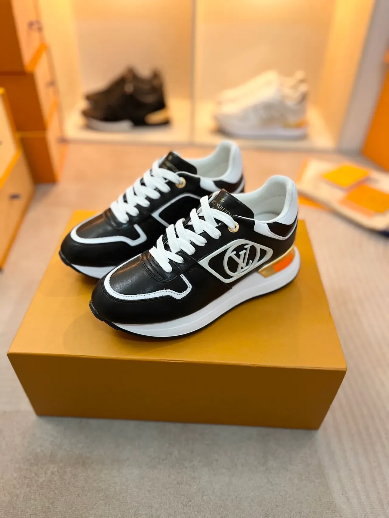 Louis Vuitton LV Trainer काला सफेद चमड़े का ऊपरी हिस्सा तुलनात्मक पाइपिंग लाइफस्टाइल स्नीकर 5