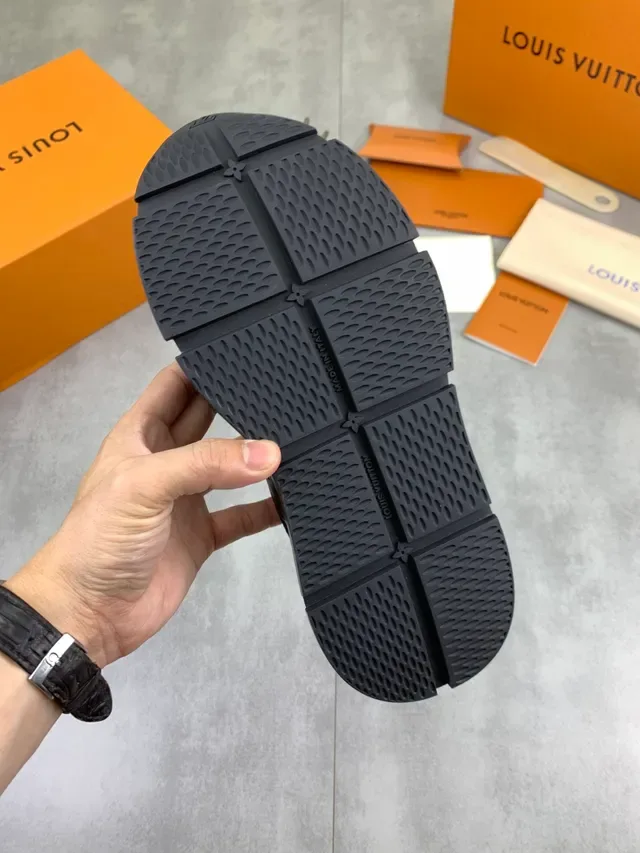 Louis Vuitton LV Trainer Tênis Lifestyle Preto Branco Couro Monogram-Embossed Solado Plataforma 4