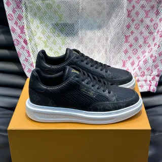 Louis Vuitton LV Trainer Preto Branco Monogrammed Couro-Lona Superior Textura Acanalada Detalhe Sneakers Lifestyle