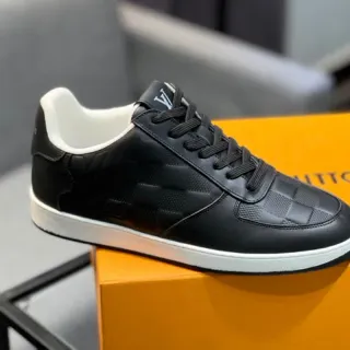 Louis Vuitton LV Trainer tênis pretos e brancos de couro quilted low-top lifestyle