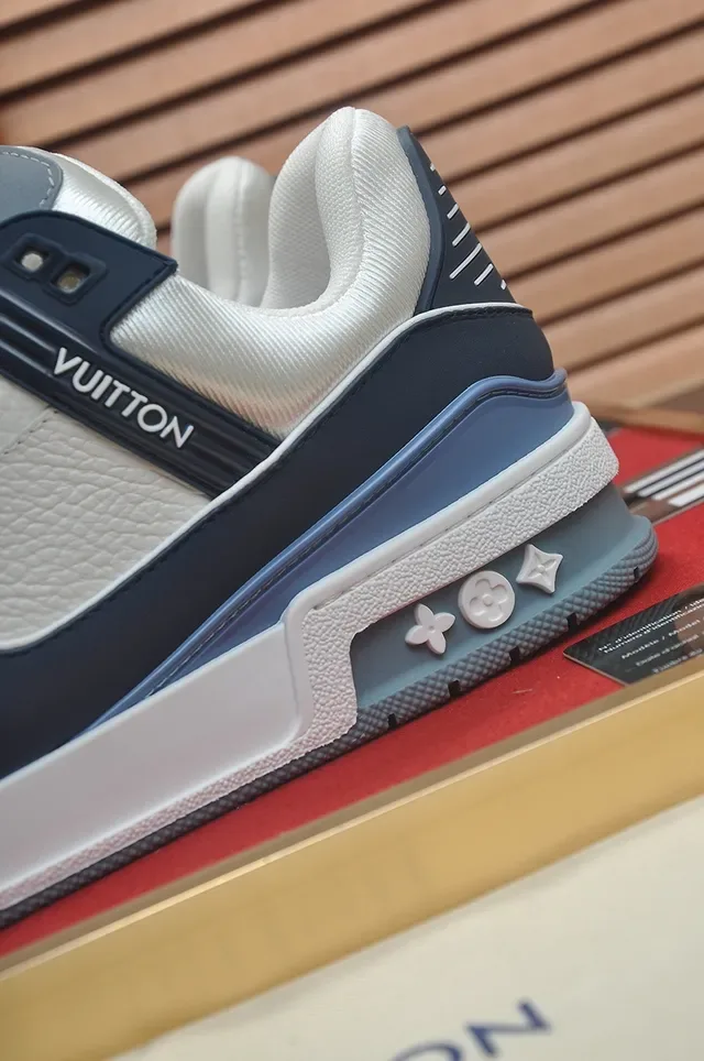 Louis Vuitton LV Trainer Tênis Navy White Com Camadas De Couro E Sintético No Superior Lifestyle 2