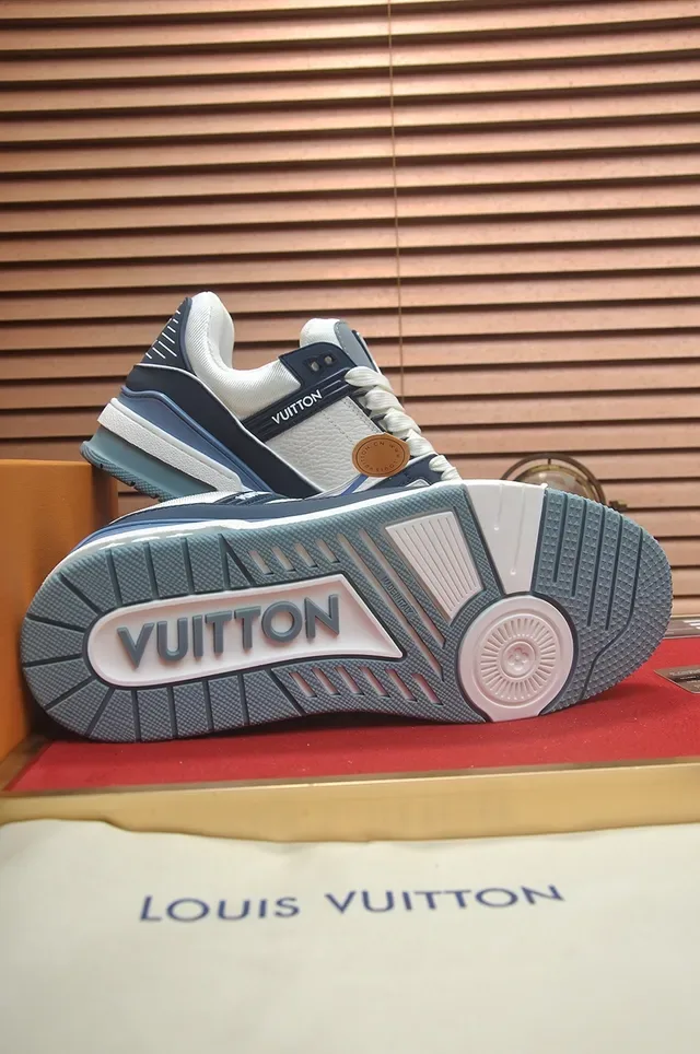 Louis Vuitton LV Trainer Tênis Navy White Com Camadas De Couro E Sintético No Superior Lifestyle 3