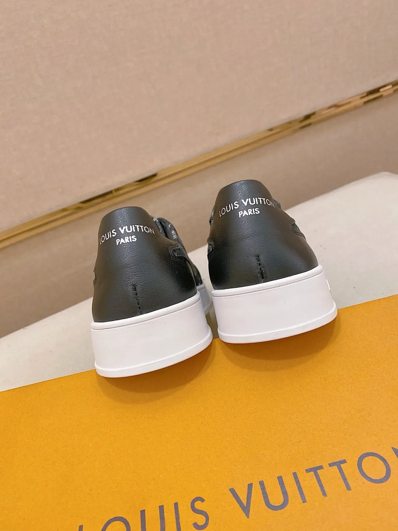 Louis Vuitton LV Trainer Navy White Monogram imprimé Denim Upper Oversized Brodé Logo Lifestyle Sneakers 3