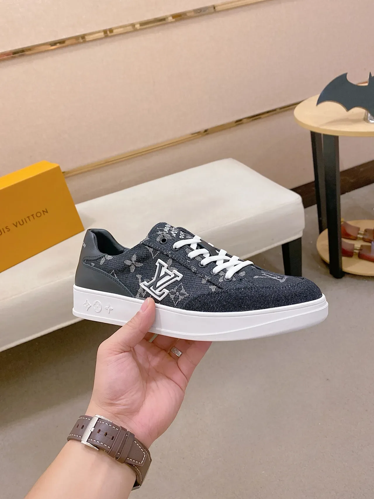 Louis Vuitton LV Trainer Navy White Monogram imprimé Denim Upper Oversized Brodé Logo Lifestyle Sneakers 4
