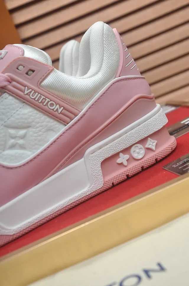 Louis Vuitton LV Trainer Tênis Lifestyle Rosa Branco Low Top Sola em Camadas 2