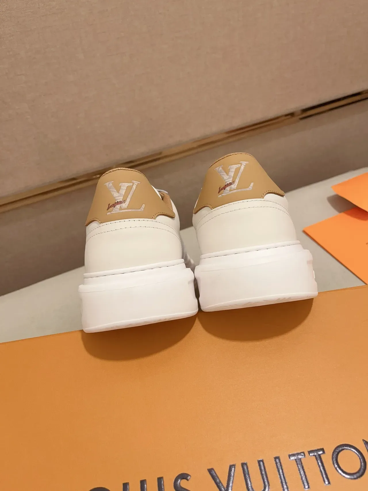 Louis Vuitton LV Trainer সাদা বেইজ চামড়া উপর সুতা দিয়ে বোনা ফুল Monogram লাইফস্টাইল স্নিকার 4
