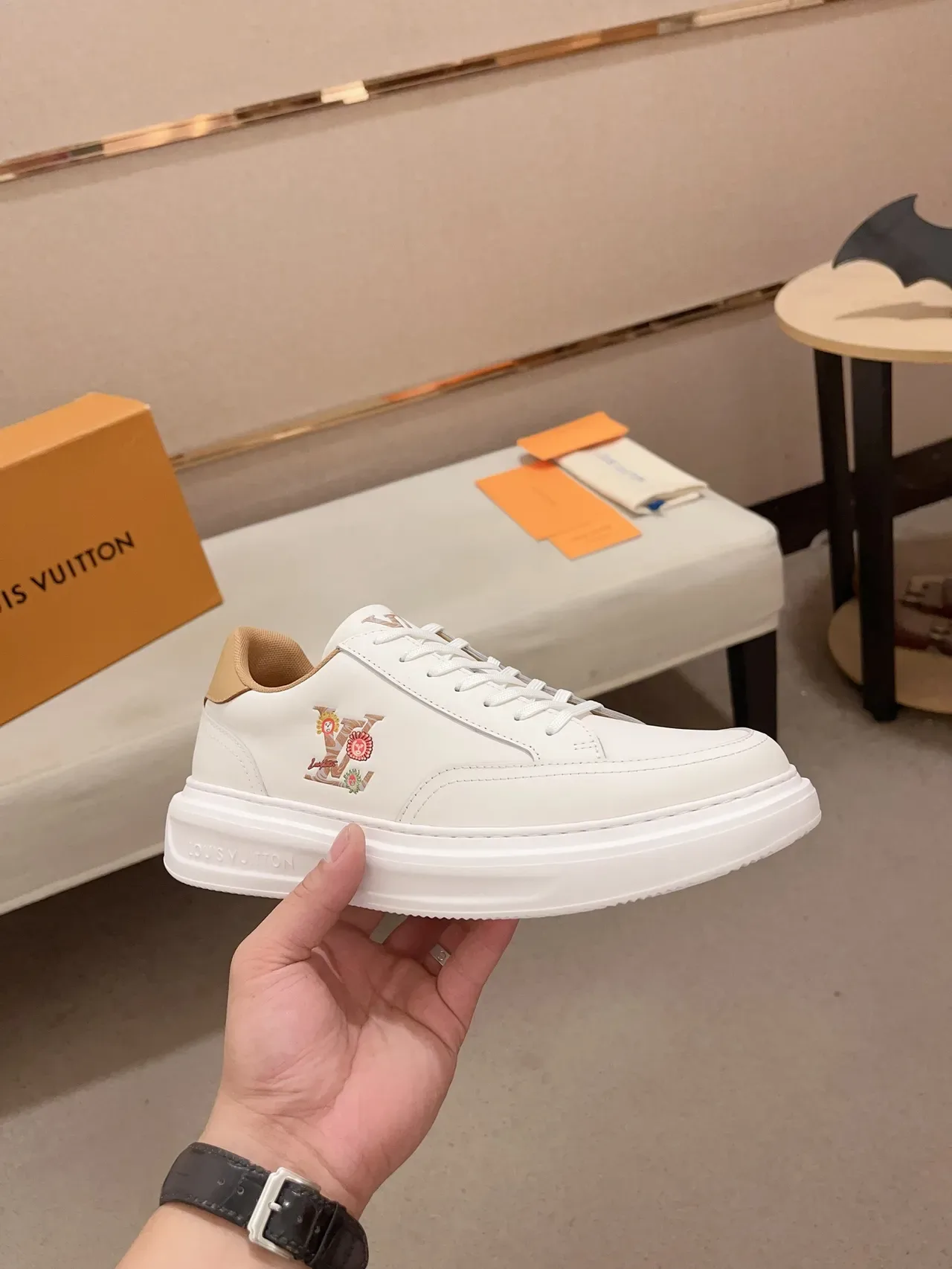 Louis Vuitton LV Trainer সাদা বেইজ চামড়া উপর সুতা দিয়ে বোনা ফুল Monogram লাইফস্টাইল স্নিকার 5