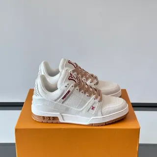 Louis Vuitton LV Trainer Blanco Beige Monograma Texturizado Superior Estructurado Suela Media Multicapa Sneakers Lifestyle