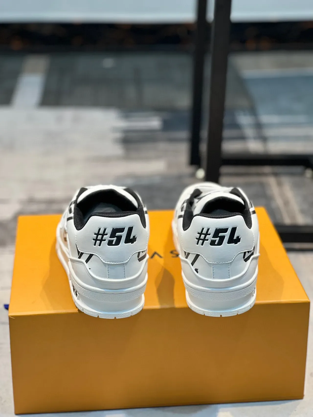Louis Vuitton LV Trainer أبيض أسود طباعة جرافيكية علوية قاعدة منحوتة حذاء أسلوب حياة 2