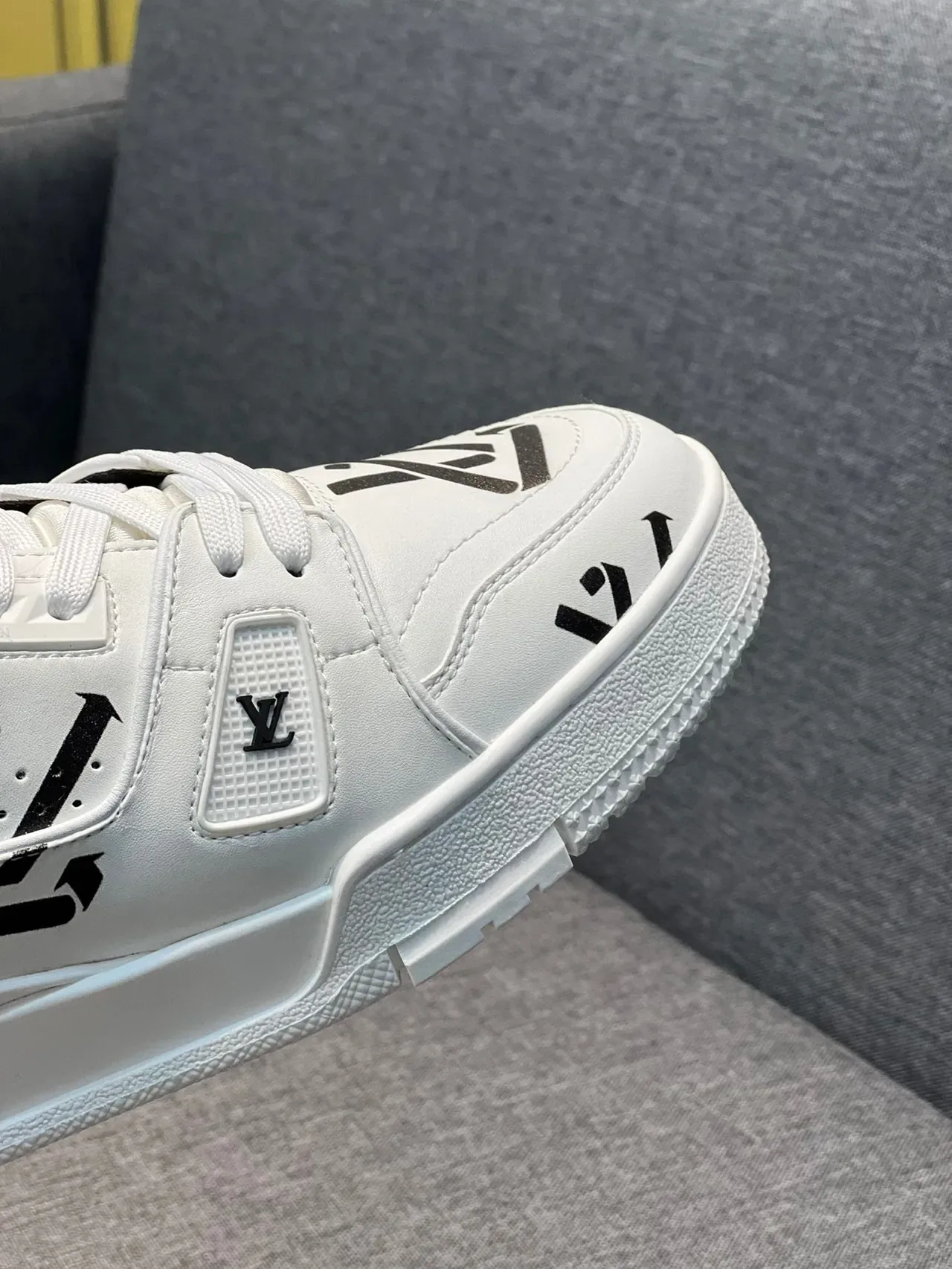 Louis Vuitton LV Trainer أبيض أسود طباعة جرافيكية علوية قاعدة منحوتة حذاء أسلوب حياة 3