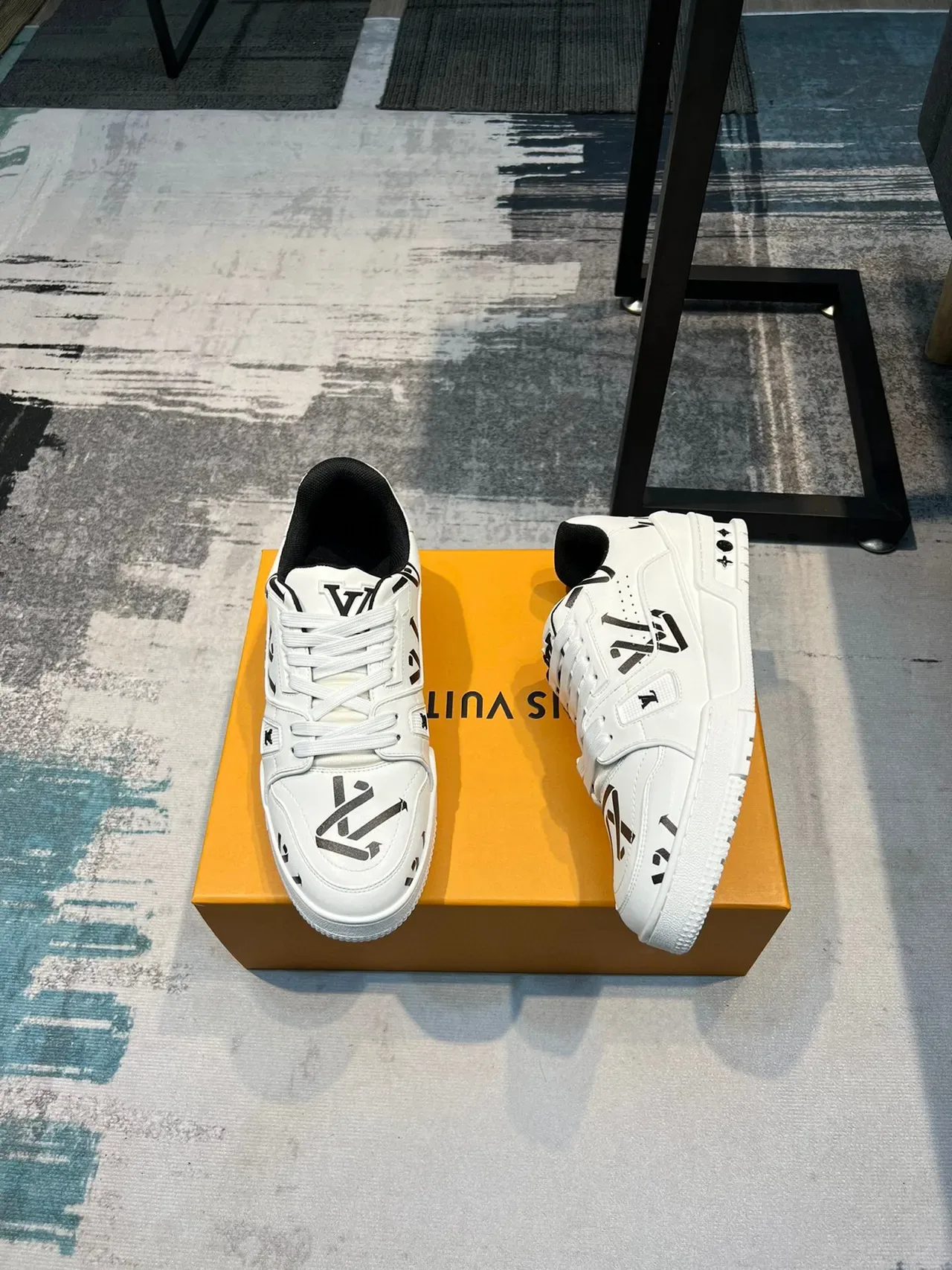 Louis Vuitton LV Trainer أبيض أسود طباعة جرافيكية علوية قاعدة منحوتة حذاء أسلوب حياة 4