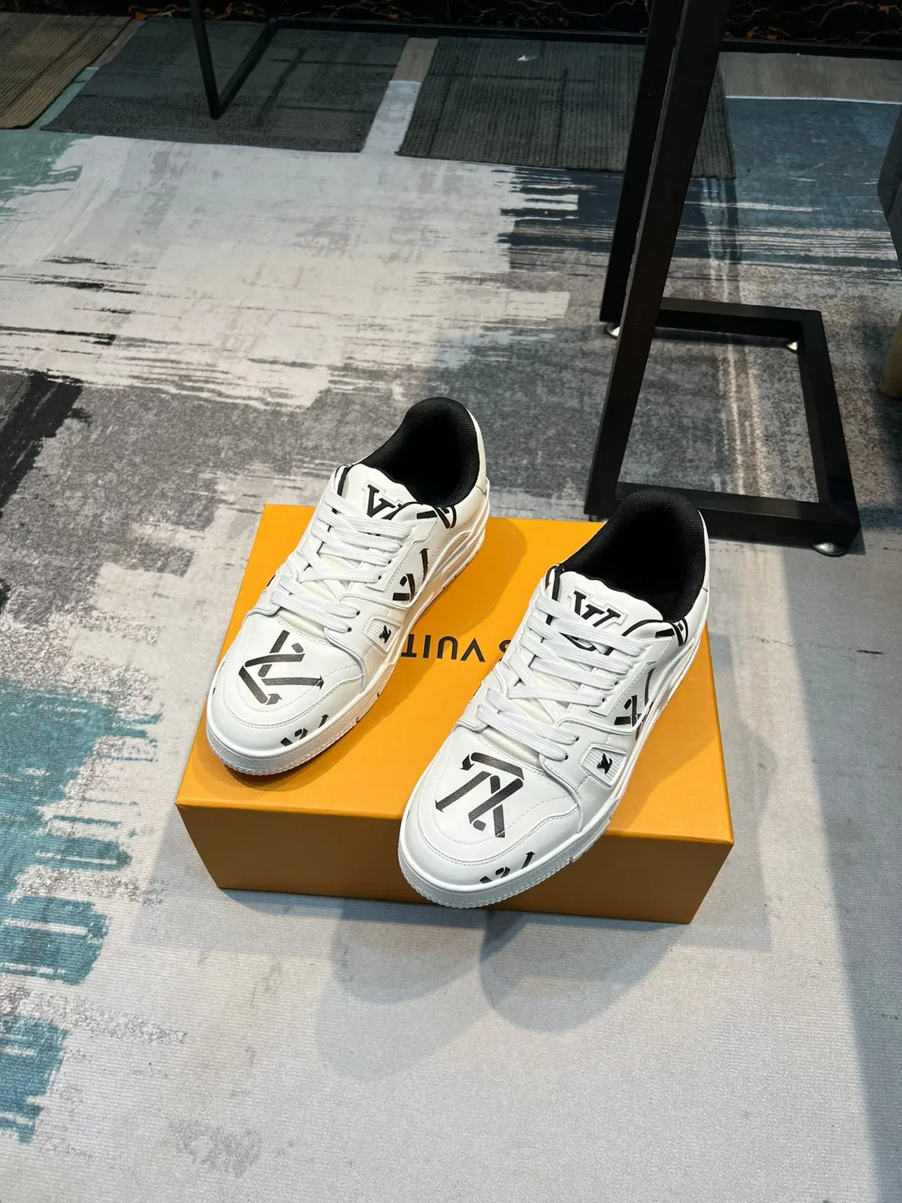 Louis Vuitton LV Trainer أبيض أسود طباعة جرافيكية علوية قاعدة منحوتة حذاء أسلوب حياة 5