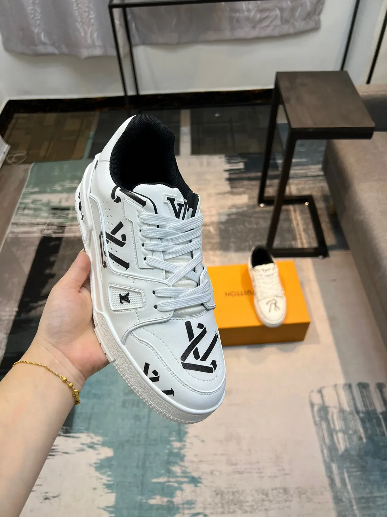 Louis Vuitton LV Trainer أبيض أسود طباعة جرافيكية علوية قاعدة منحوتة حذاء أسلوب حياة 6