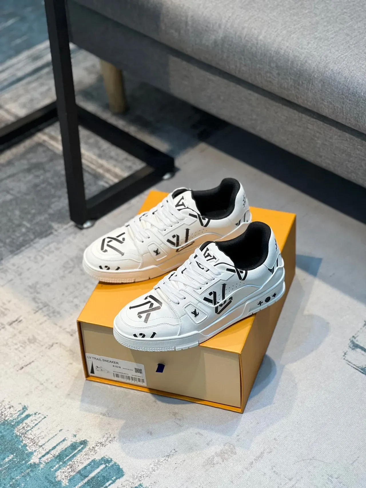 Louis Vuitton LV Trainer أبيض أسود طباعة جرافيكية علوية قاعدة منحوتة حذاء أسلوب حياة 7
