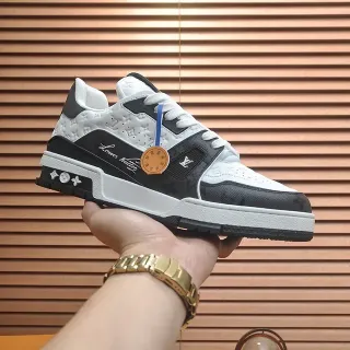 Louis Vuitton LV Trainer Zapatillas Lifestyle Blanco y Negro Monogramadas Perforadas de Cuero Suela Media con Capas