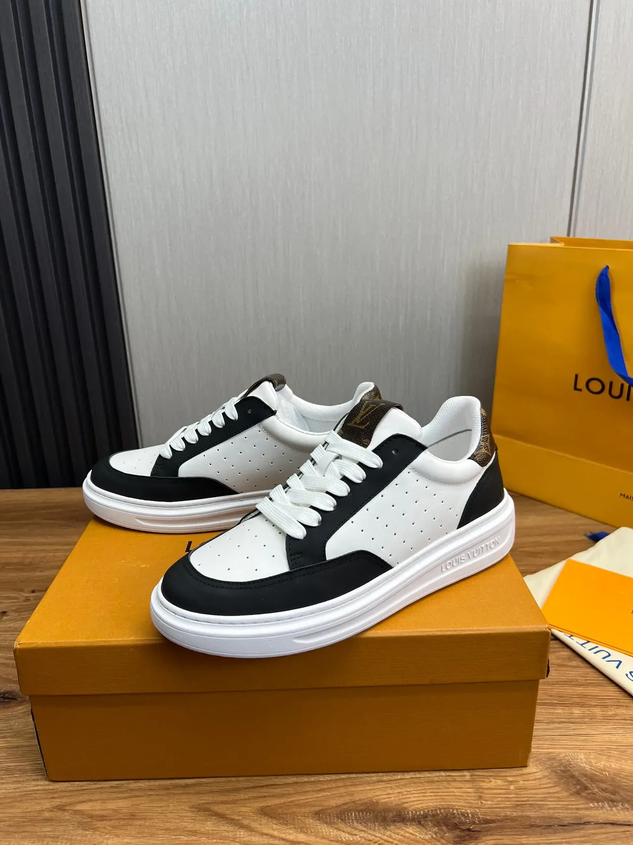 Louis Vuitton LV Trainer सफेद काला पर्फोरेटेड चमड़ा कॉन्ट्रास्ट पैनल लाइफस्टाइल स्नीकर्स 2