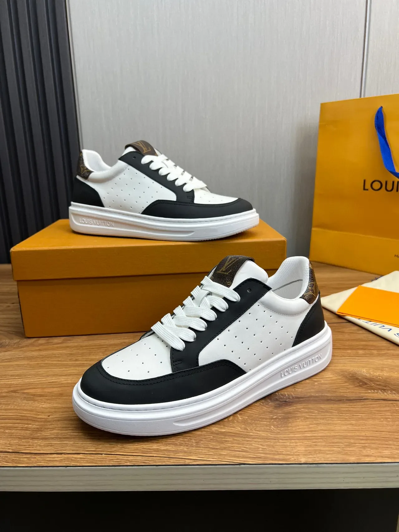 Louis Vuitton LV Trainer सफेद काला पर्फोरेटेड चमड़ा कॉन्ट्रास्ट पैनल लाइफस्टाइल स्नीकर्स 3