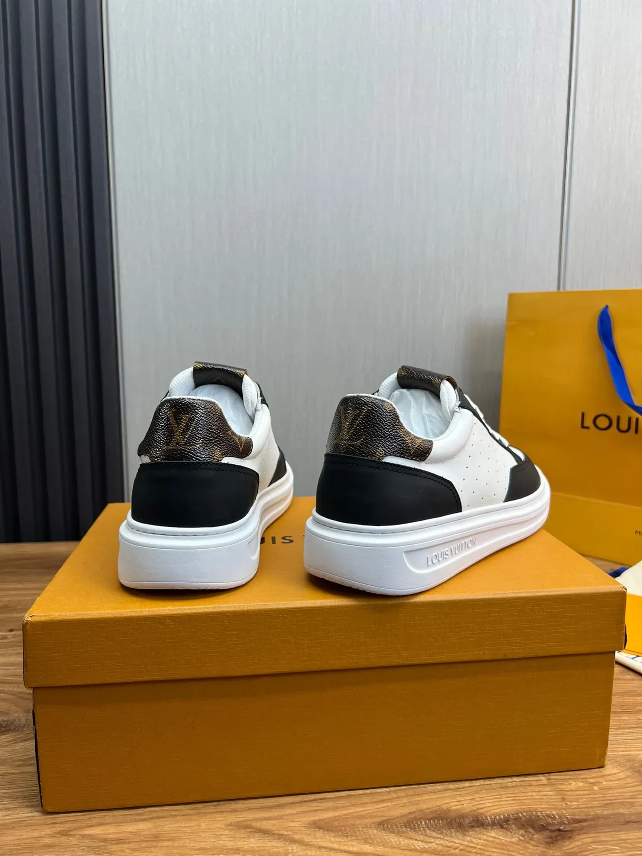Louis Vuitton LV Trainer सफेद काला पर्फोरेटेड चमड़ा कॉन्ट्रास्ट पैनल लाइफस्टाइल स्नीकर्स 4