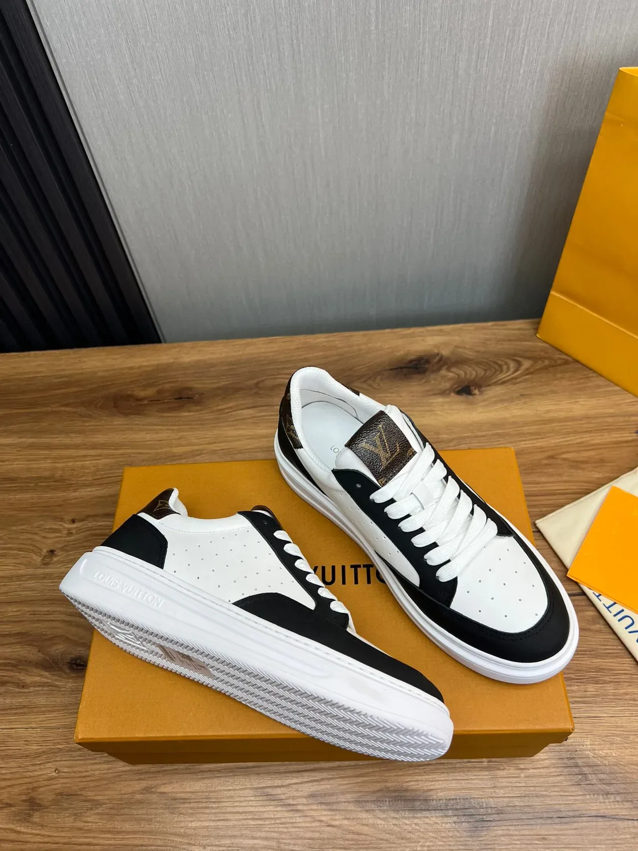Louis Vuitton LV Trainer सफेद काला पर्फोरेटेड चमड़ा कॉन्ट्रास्ट पैनल लाइफस्टाइल स्नीकर्स 5