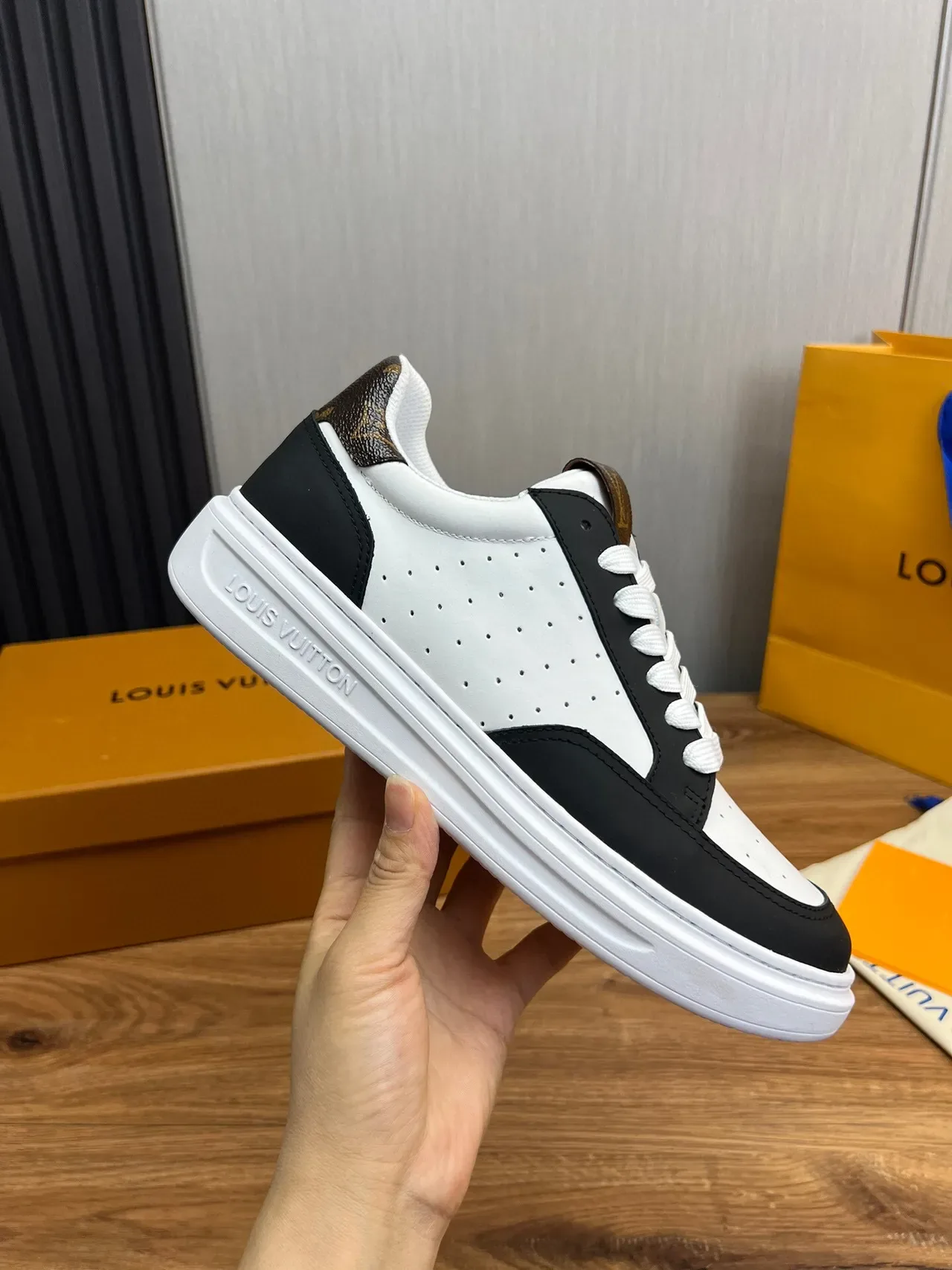 Louis Vuitton LV Trainer सफेद काला पर्फोरेटेड चमड़ा कॉन्ट्रास्ट पैनल लाइफस्टाइल स्नीकर्स 6