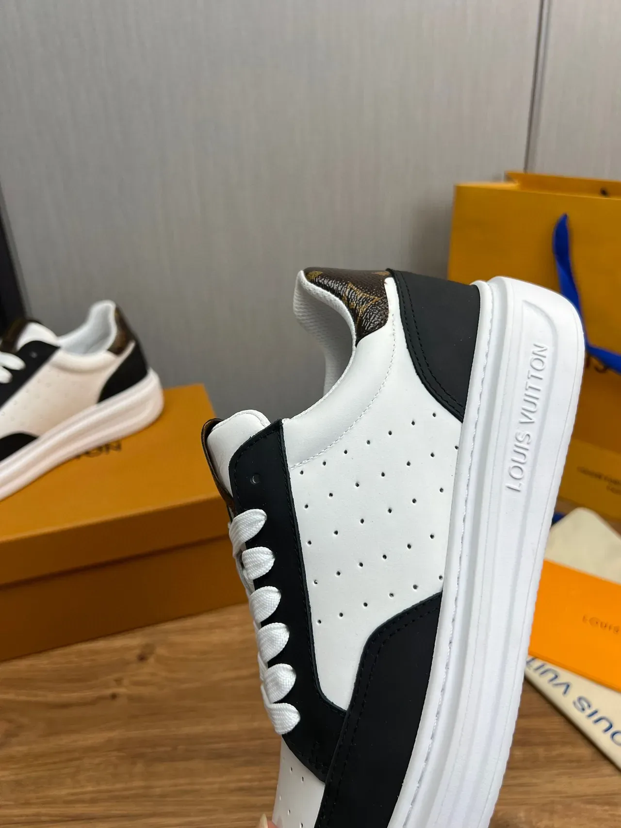 Louis Vuitton LV Trainer सफेद काला पर्फोरेटेड चमड़ा कॉन्ट्रास्ट पैनल लाइफस्टाइल स्नीकर्स 7