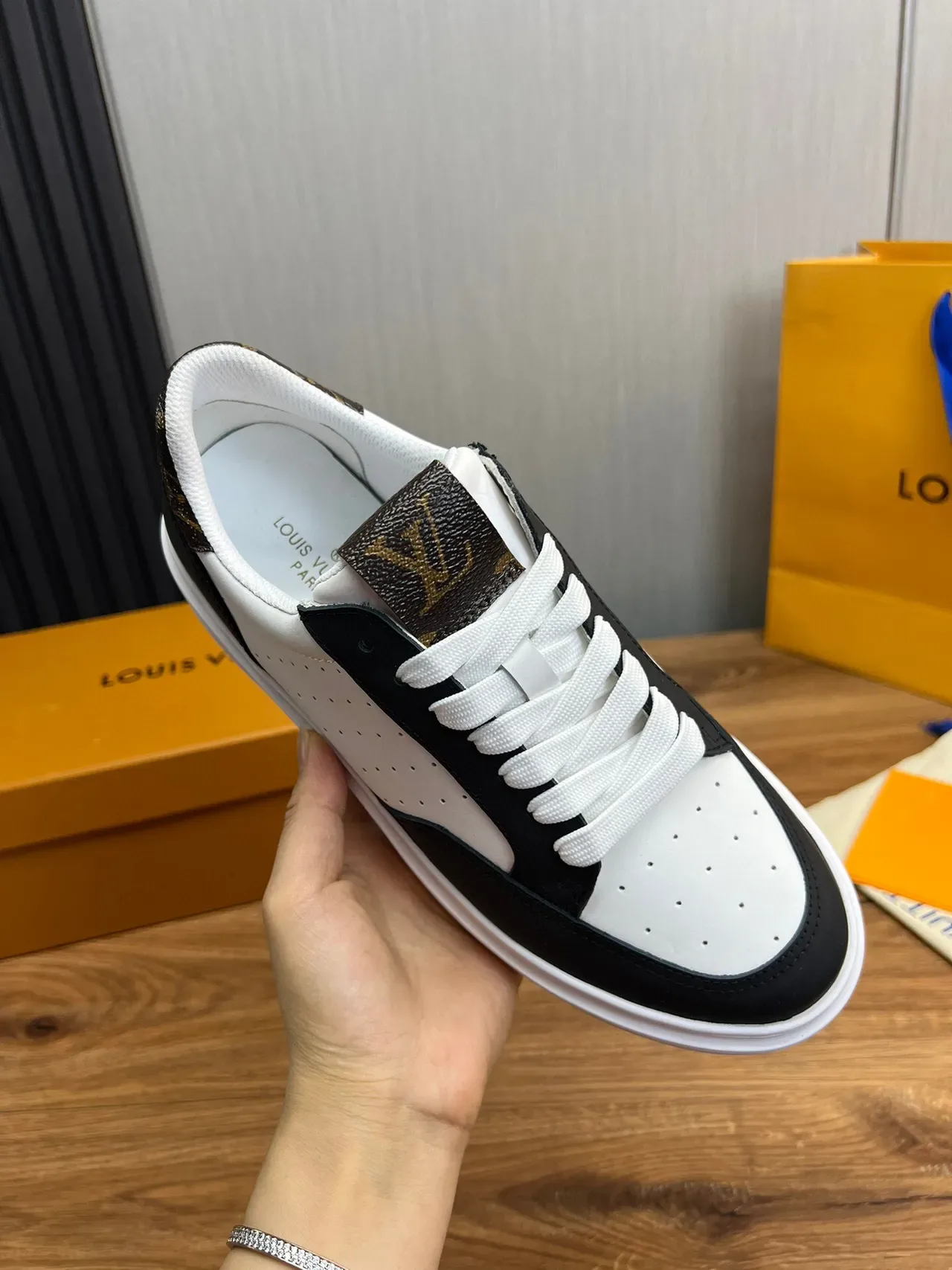 Louis Vuitton LV Trainer सफेद काला पर्फोरेटेड चमड़ा कॉन्ट्रास्ट पैनल लाइफस्टाइल स्नीकर्स 9
