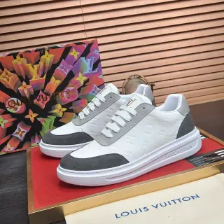 Louis Vuitton LV Trainer Branco Cinza Monograma Embossado Camurça Painéis Contraste Tênis Estilo de Vida