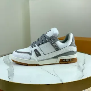 Zapatillas lifestyle Louis Vuitton LV Trainer blancas y grises Monogram-Embossed cuero capas superpuestas estilo de vida