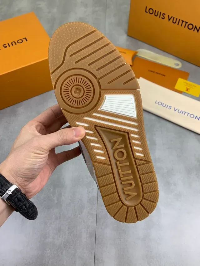 Tênis lifestyle Louis Vuitton LV Trainer branco e cinza Monogram-Embossed couro camadas superpostas estilo de vida 3