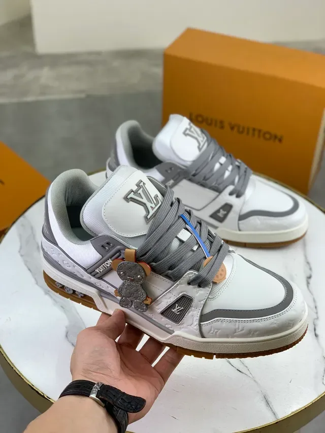 Tênis lifestyle Louis Vuitton LV Trainer branco e cinza Monogram-Embossed couro camadas superpostas estilo de vida 4