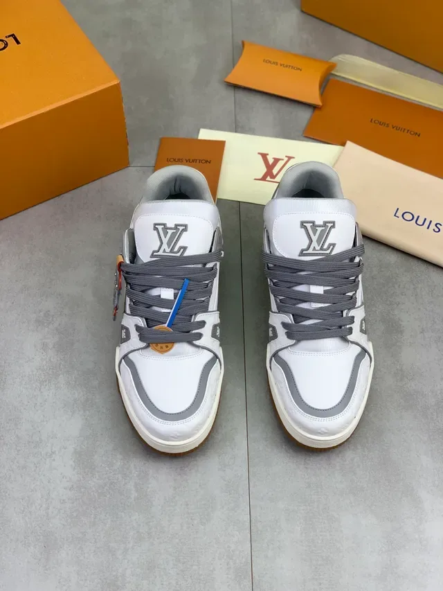 Tênis lifestyle Louis Vuitton LV Trainer branco e cinza Monogram-Embossed couro camadas superpostas estilo de vida 5