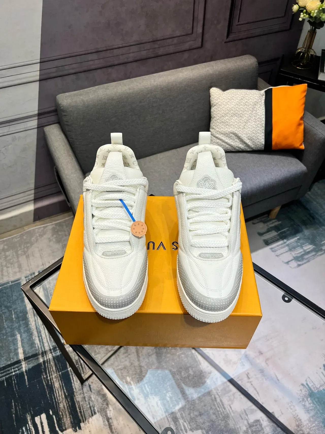 Louis Vuitton LV Trainer सफेद भूरा पेबल्ड लेदर ऊपरी पारदर्शी फूलों का बाजू का निशान लाइफस्टाइल स्नीकर 2