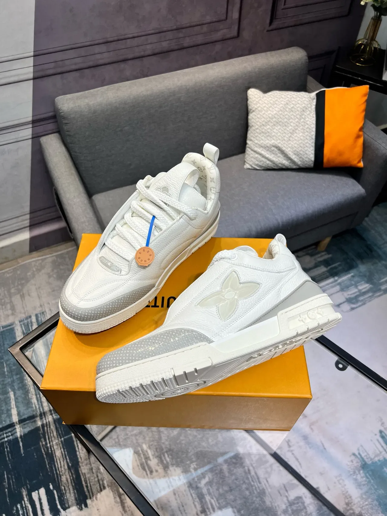 Louis Vuitton LV Trainer सफेद भूरा पेबल्ड लेदर ऊपरी पारदर्शी फूलों का बाजू का निशान लाइफस्टाइल स्नीकर 4