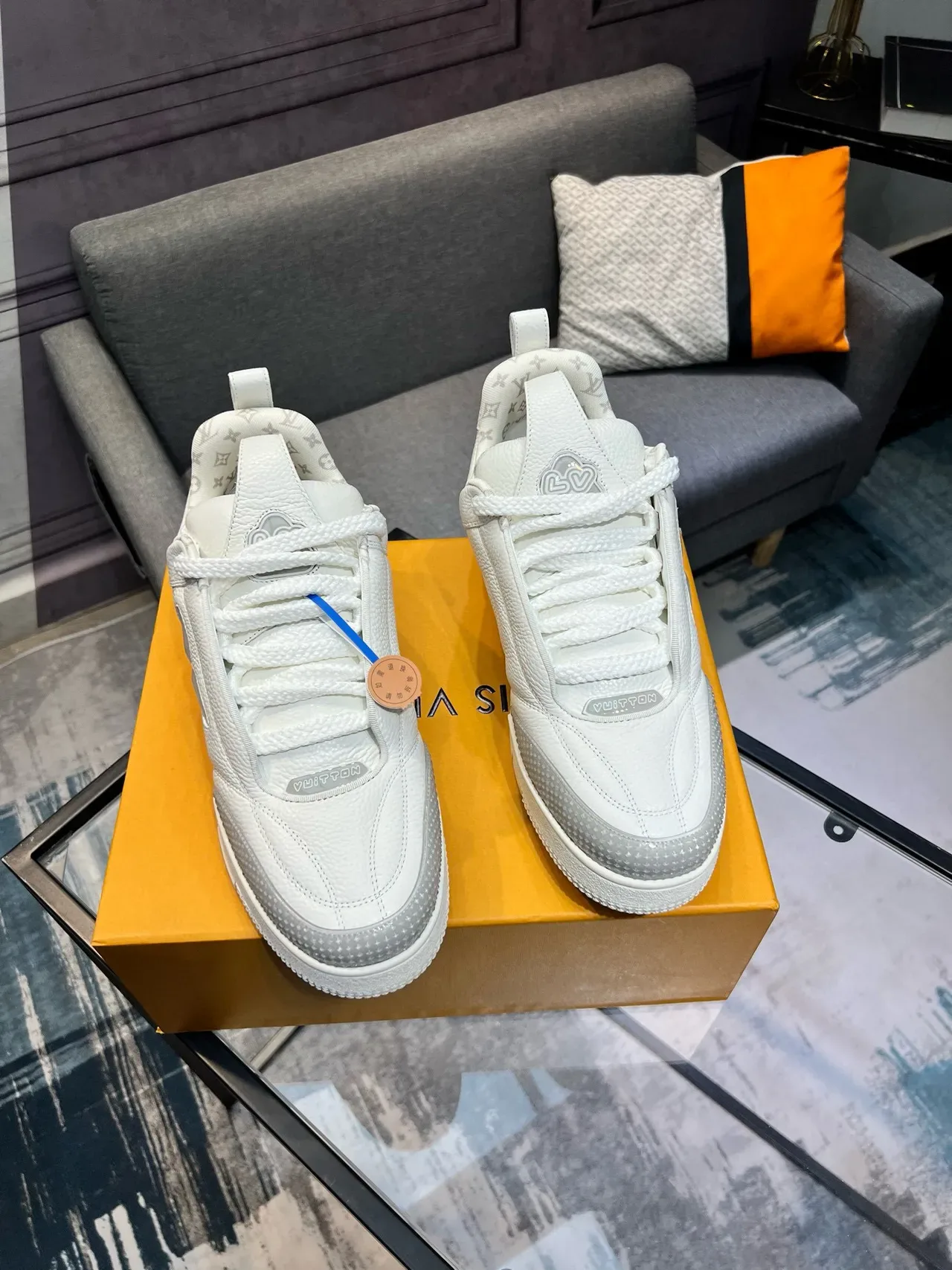Louis Vuitton LV Trainer सफेद भूरा पेबल्ड लेदर ऊपरी पारदर्शी फूलों का बाजू का निशान लाइफस्टाइल स्नीकर 5