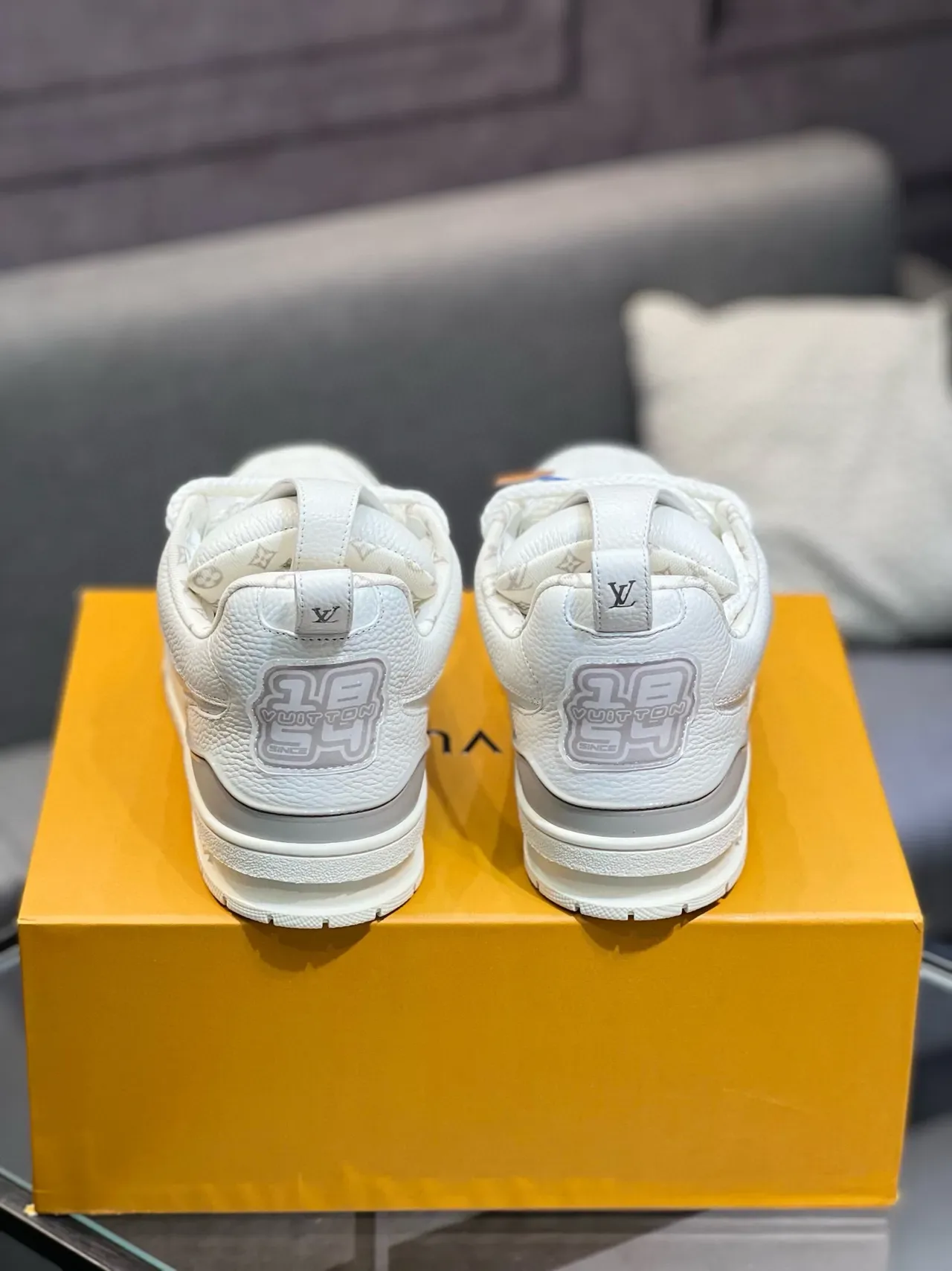 Louis Vuitton LV Trainer सफेद भूरा पेबल्ड लेदर ऊपरी पारदर्शी फूलों का बाजू का निशान लाइफस्टाइल स्नीकर 8