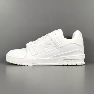 Louis Vuitton LV Trainer zapatillas lifestyle blancas de cuero con monograma embossé, talladas y suela intermedia con capas