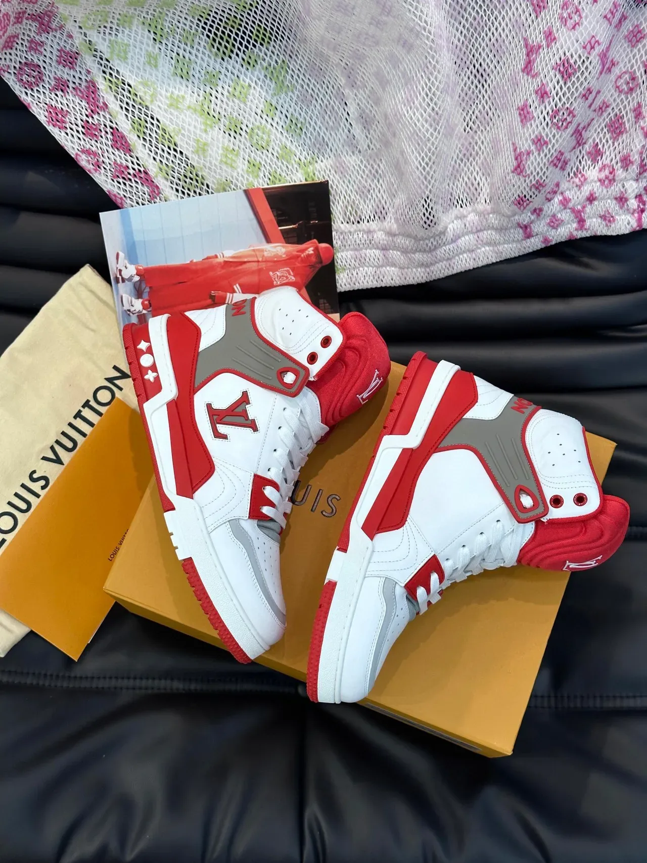 Louis Vuitton LV Trainer सफेद लाल हाई-टॉप मोनोग्राम्ड लाइफस्टाइल स्नीकरज़ 4