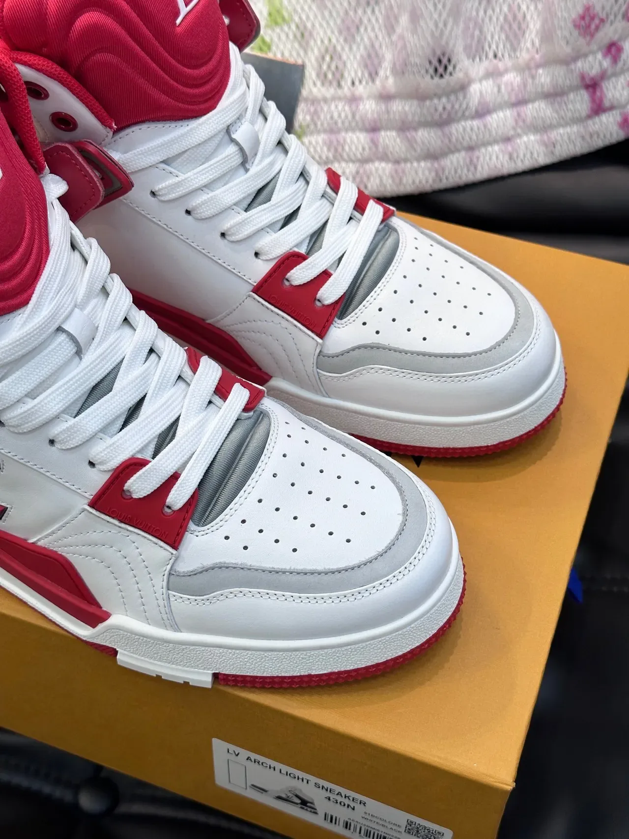 Louis Vuitton LV Trainer सफेद लाल हाई-टॉप मोनोग्राम्ड लाइफस्टाइल स्नीकरज़ 8