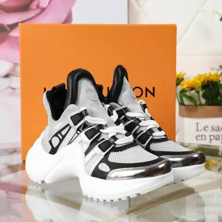 লুইস ভিটন LV Trainer সাদা রূপালি প্ল্যাটফর্ম সোল মেশ এবং মেটালিক প্যানেল নির্মাণ চাঙ্কি স্নিকার