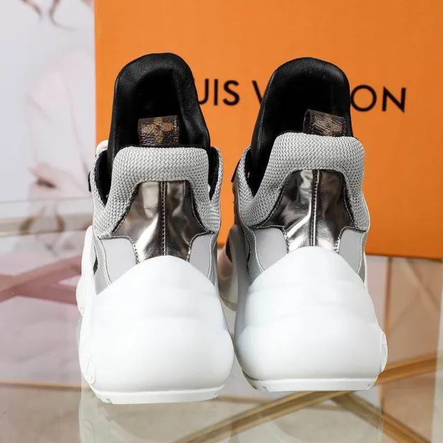 Louis Vuitton LV Trainer Zapatillas chunky blancas y plateadas con suela de plataforma malla y construcción de paneles metálicos 4