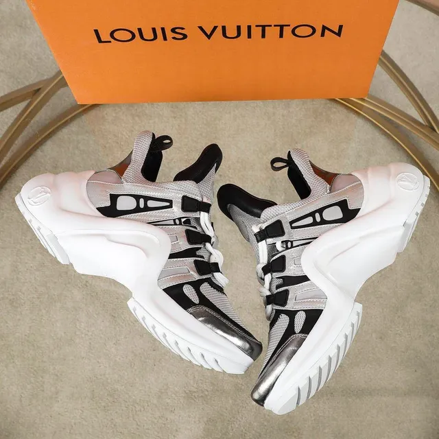 Louis Vuitton LV Trainer Zapatillas chunky blancas y plateadas con suela de plataforma malla y construcción de paneles metálicos 5