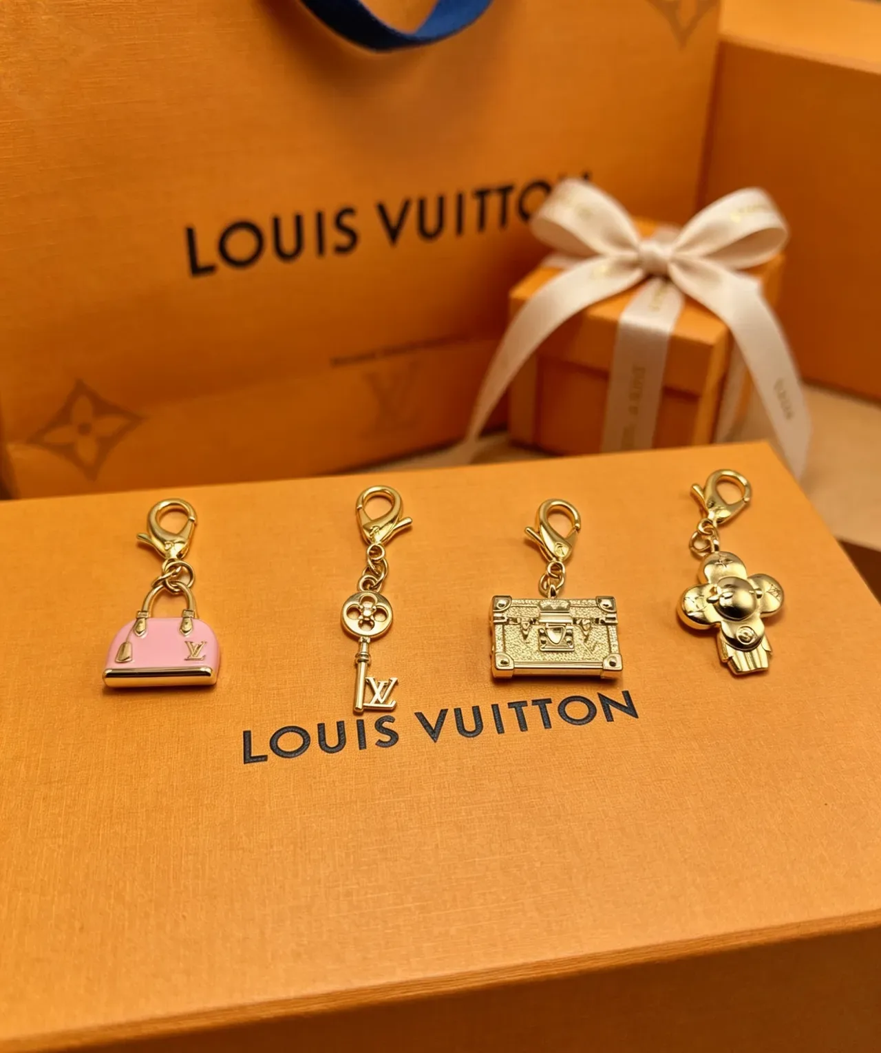 Bracelete Louis Vuitton Mini Alma LV Charm Rosa Dourado Acabamento em Esmalte Silhueta de Bolsa Miniatura 2