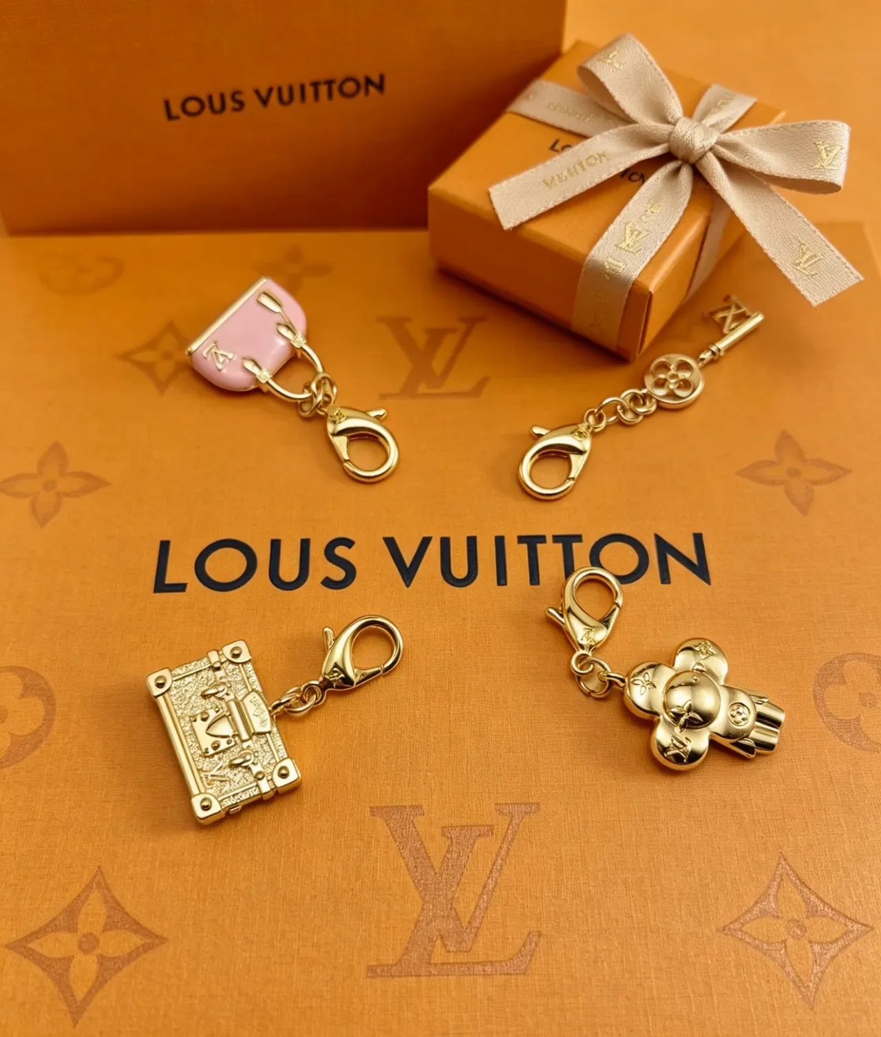 Bracelete Louis Vuitton Mini Alma LV Charm Rosa Dourado Acabamento em Esmalte Silhueta de Bolsa Miniatura 9
