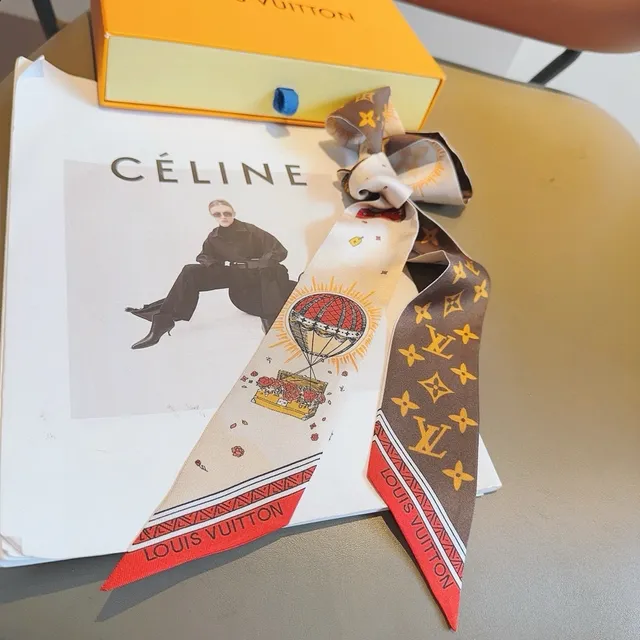 Louis Vuitton écharpe de soie monogramme et illustrée 2