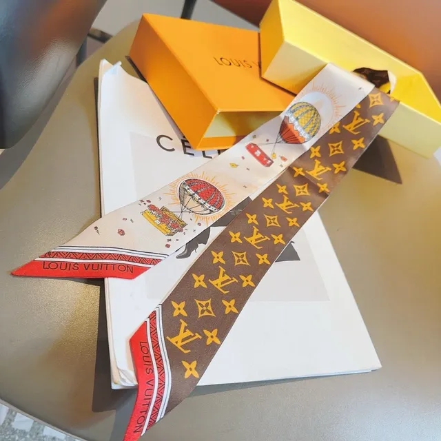 Louis Vuitton écharpe de soie monogramme et illustrée 3