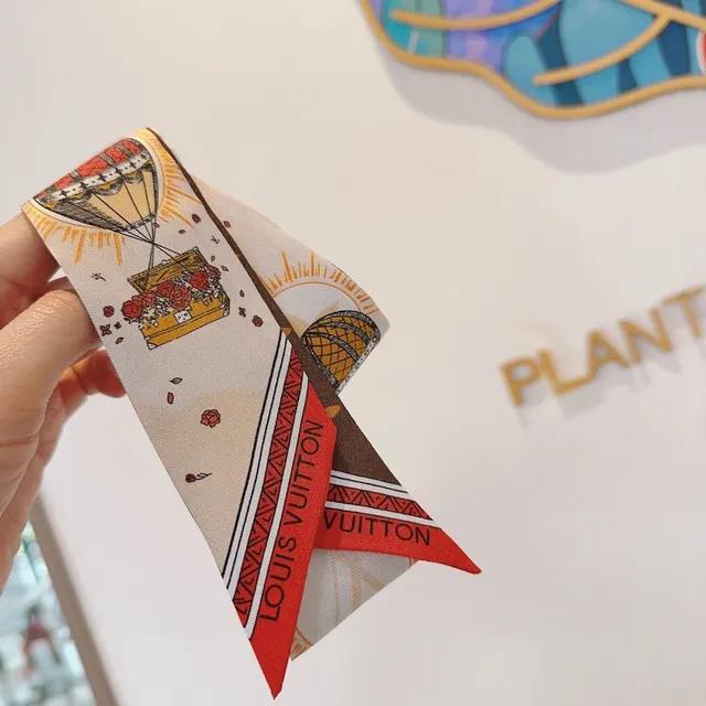 Louis Vuitton écharpe de soie monogramme et illustrée 4